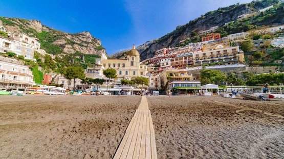 Playa en Positano en la costa de Amalfi